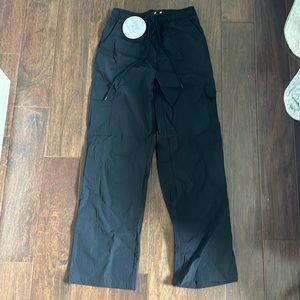 princess polly black parachute/cargo pants, new with tags !!
